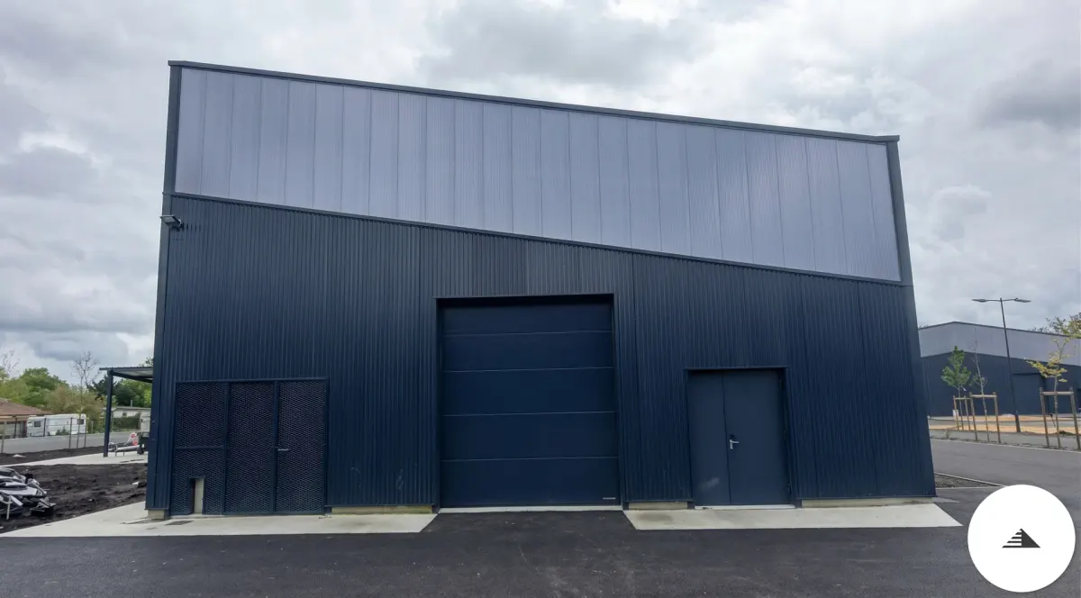 Atelier menuiserie sur mesure — Intérieur de l'entrepôt et zone de production bois sur mesure de Gonzalez Agencement à Mérignac | Gonzalez Agencement