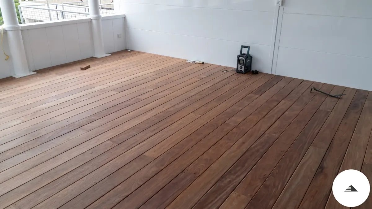 Terrasses sur mesure — Grande terrasse en lames bois exotique ton miel sur toiture-terrasse, entourée de garde-corps blancs, vue d'ensemble à Bordeaux | Gonzalez Agencement