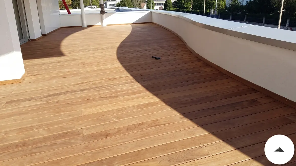 Terrasses sur mesure — Lames bois exotique naturel avec muret arrondi blanc, jeux d'ombres et lumière directe, vue en angle sur la terrasse à Bordeaux | Gonzalez Agencement