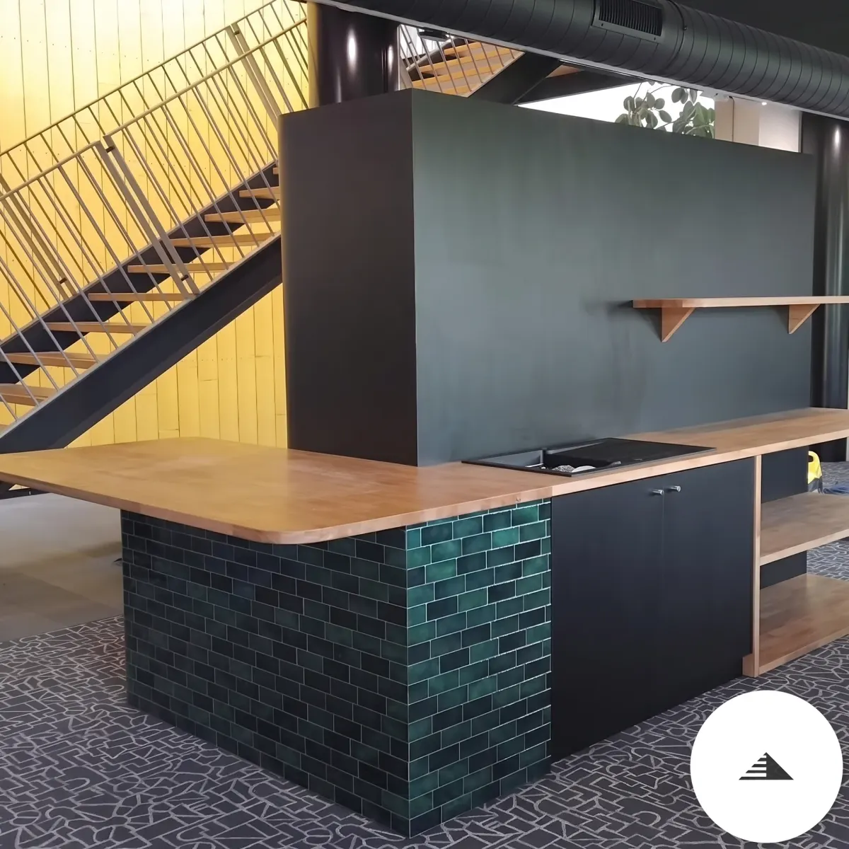 Cuisine co-working : îlot chêne et façades noir mat
