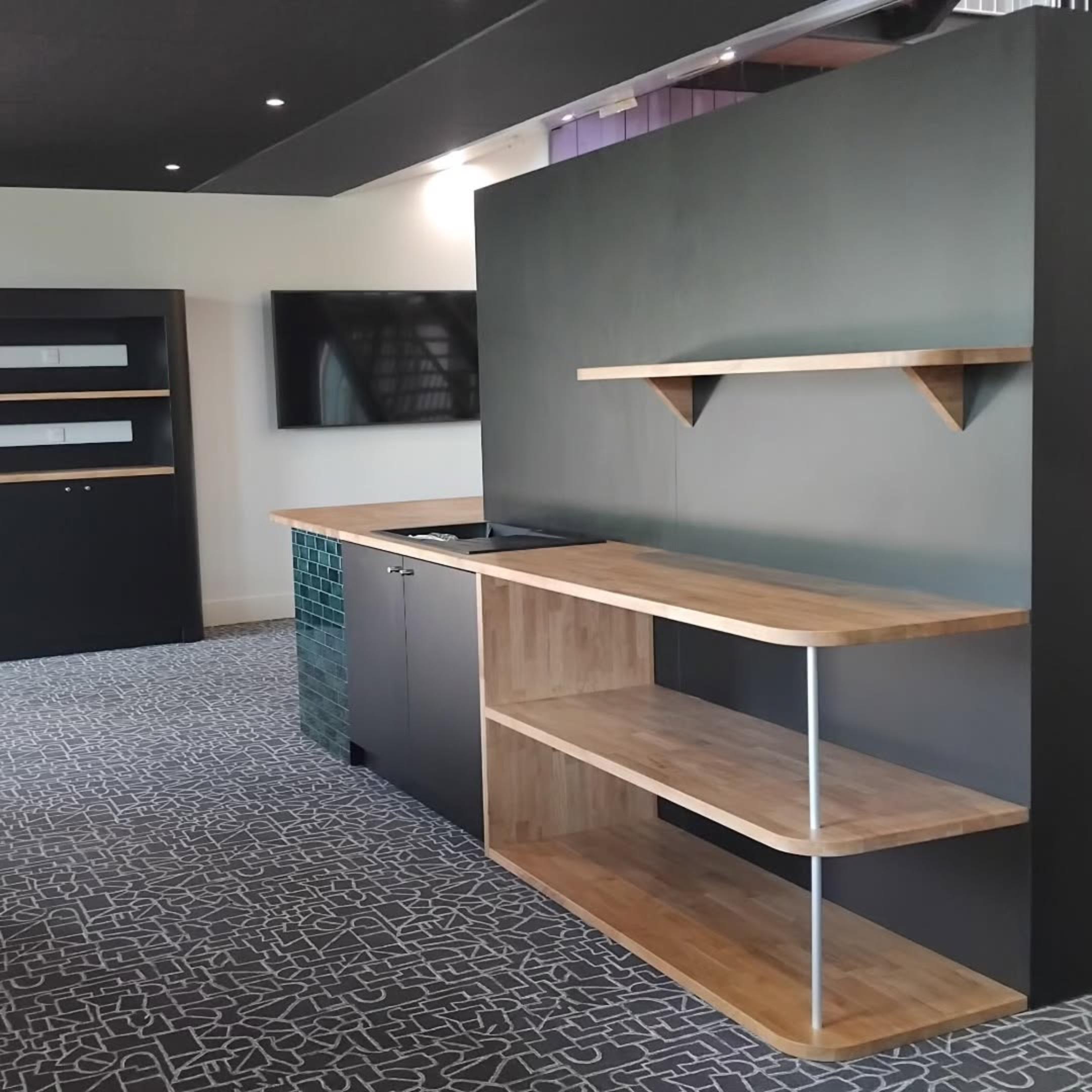 Cuisine en finition bois et carrelage vert bouteille, installée au cœur de l’espace de coworking - photo 2