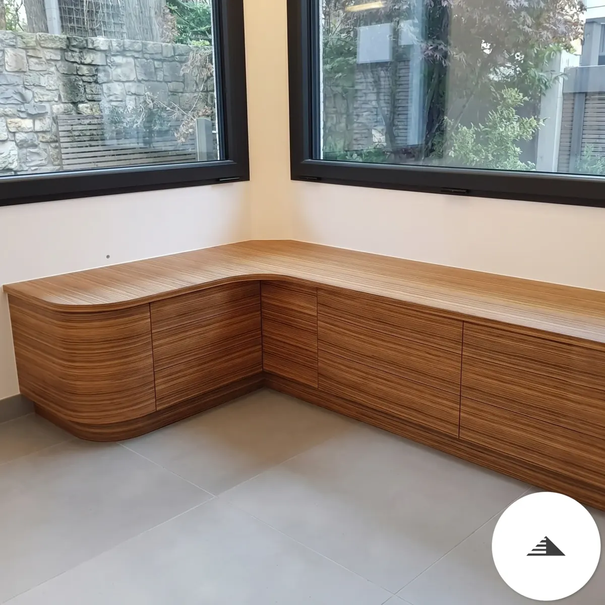 Banquette-coffre en L stratifié bois tropical sur mesure