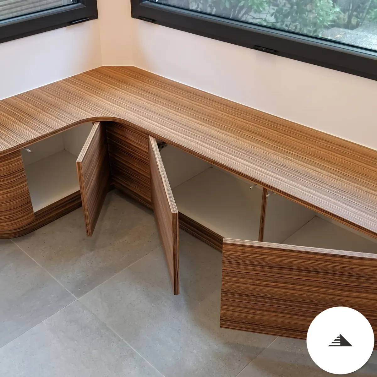 Meubles sur mesure — Portes ouvertes de la banquette d'angle révélant les espaces de rangement intérieur blanc, vue en plongée à Bordeaux | Gonzalez Agencement