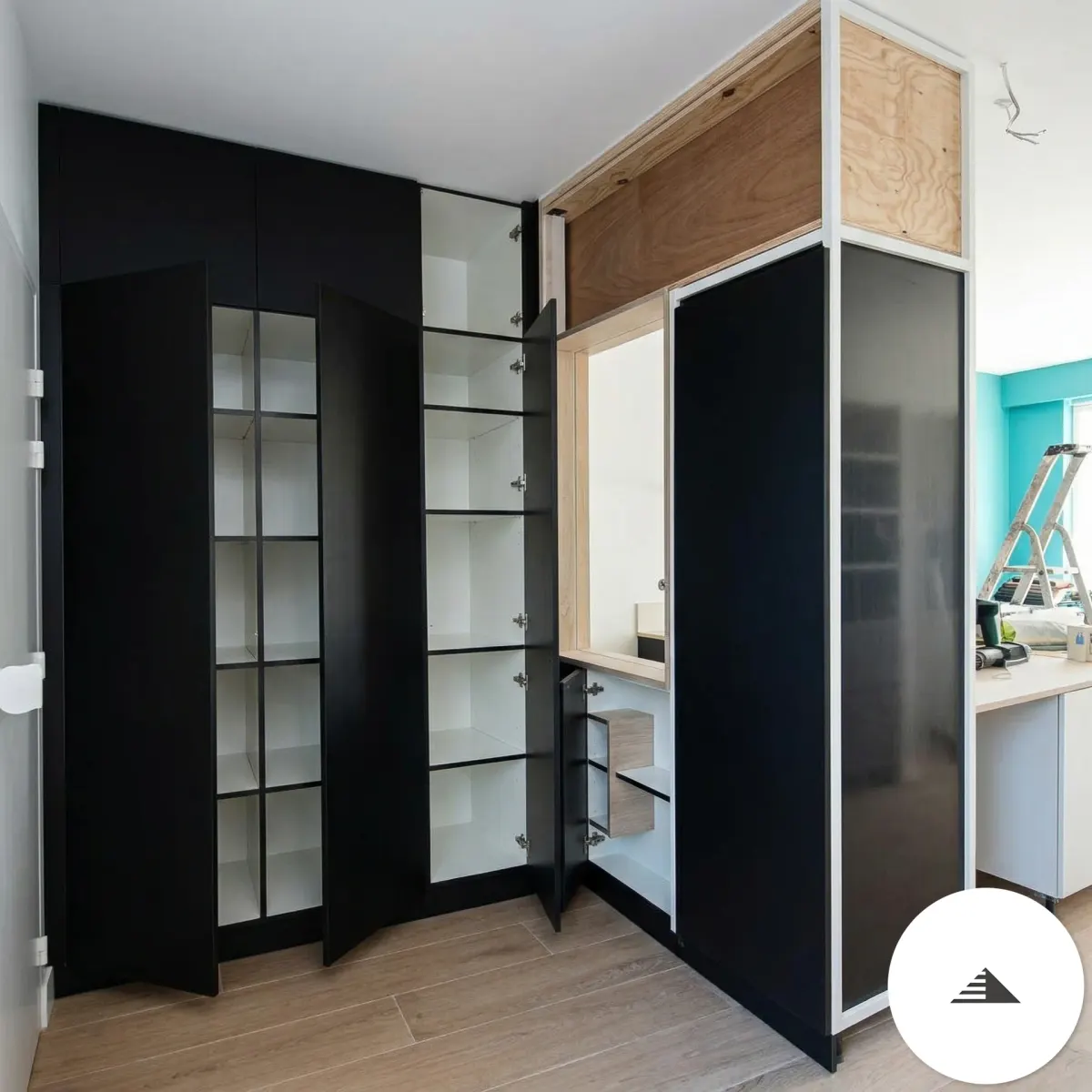Cuisines sur mesure — Pose des grandes cloisons placard noir mat, vue de chantier avant installation des façades et finitions à Bastia | Gonzalez Agencement