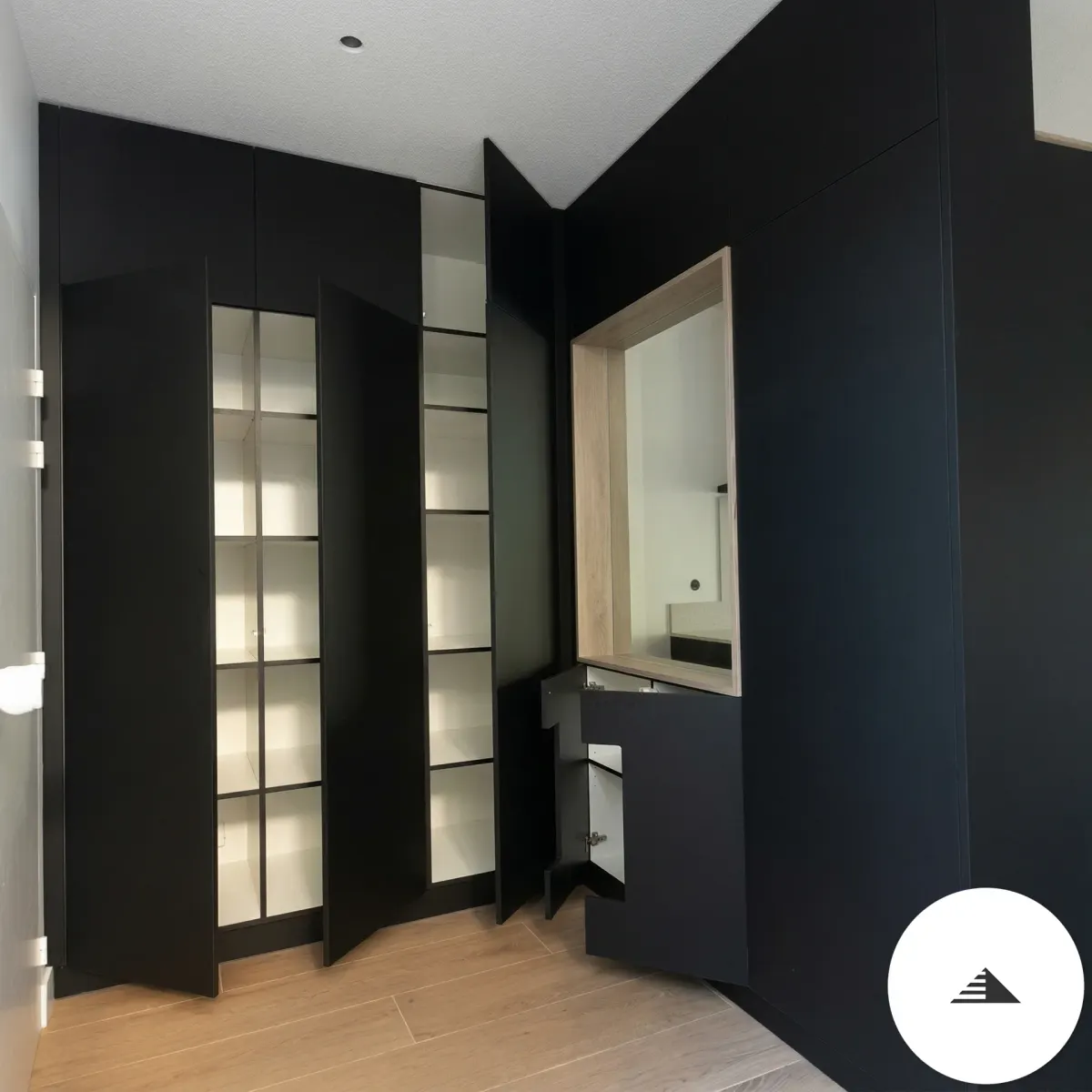 Cuisines sur mesure — Placards noirs terminés avec éclairage intérieur, niche bois clair rétroéclairée et étagères ouvertes, portes ouvertes à Bastia | Gonzalez Agencement