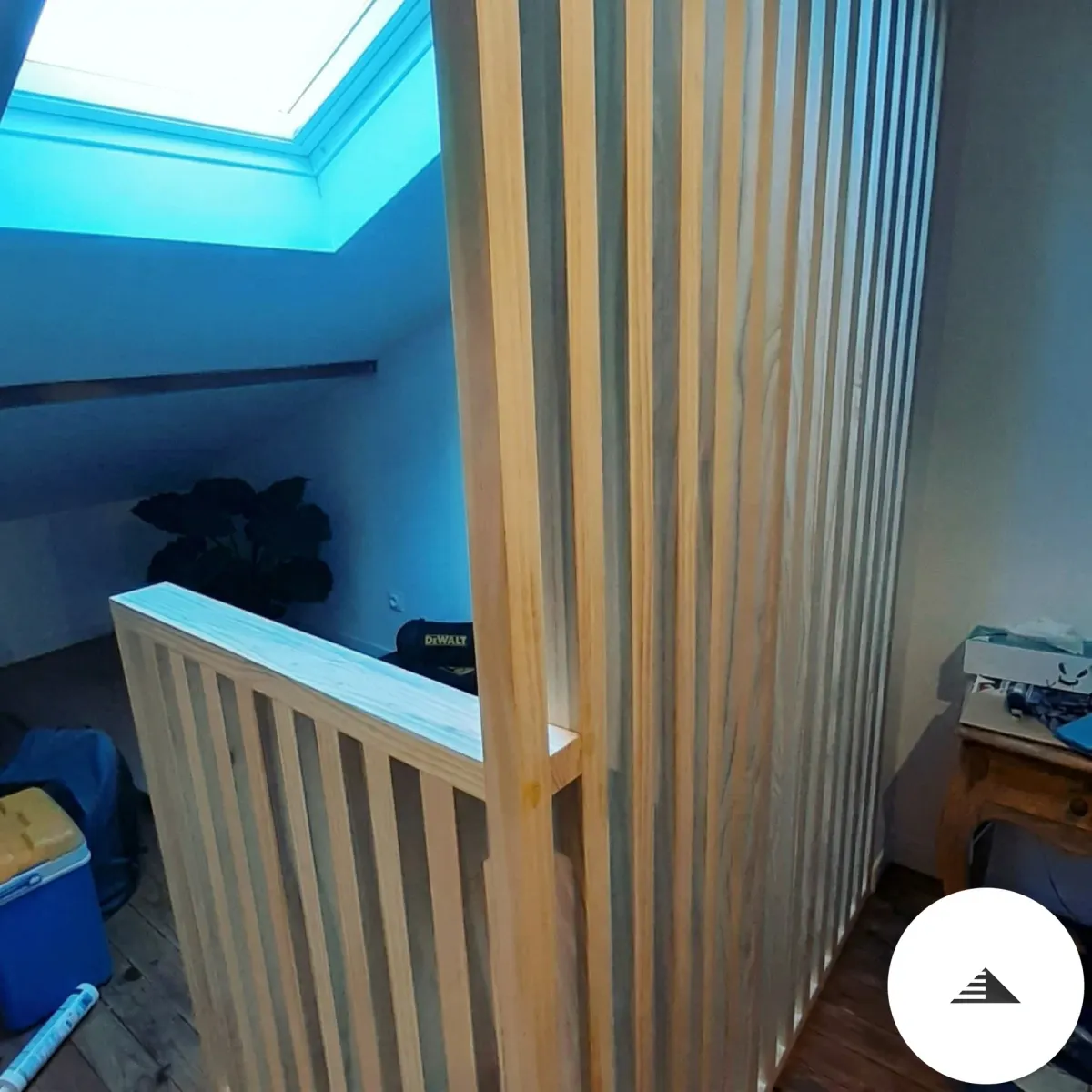 Escaliers sur mesure — Vue de dessus du claustra bois clair éclairé par le velux, jonction garde-corps et cloison en haut de palier à Le Haillan | Gonzalez Agencement