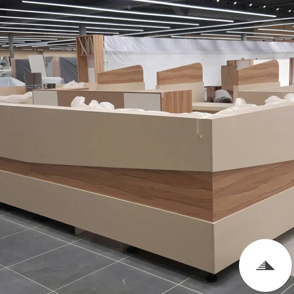Meubles sur mesure — Canapé bois massif avec cerclages acier et coussin épais gris ardoise, vue 3/4 en atelier de fabrication à Le Pian Médoc | Gonzalez Agencement