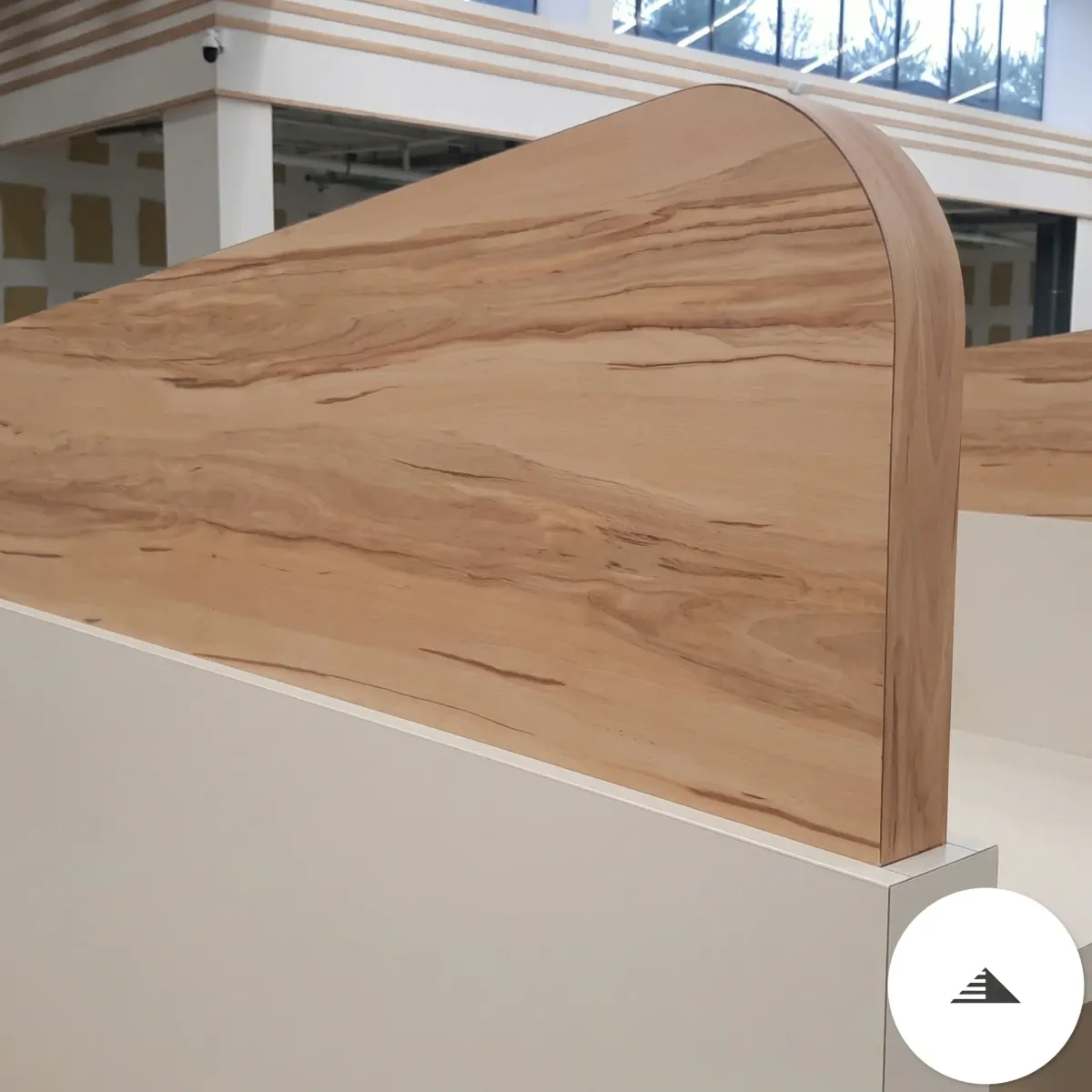 Meubles sur mesure — Gros plan sur le dossier arrondi en bois veiné chaud beige-rosé, détail de la courbure artisanale soignée à Le Pian Médoc | Gonzalez Agencement