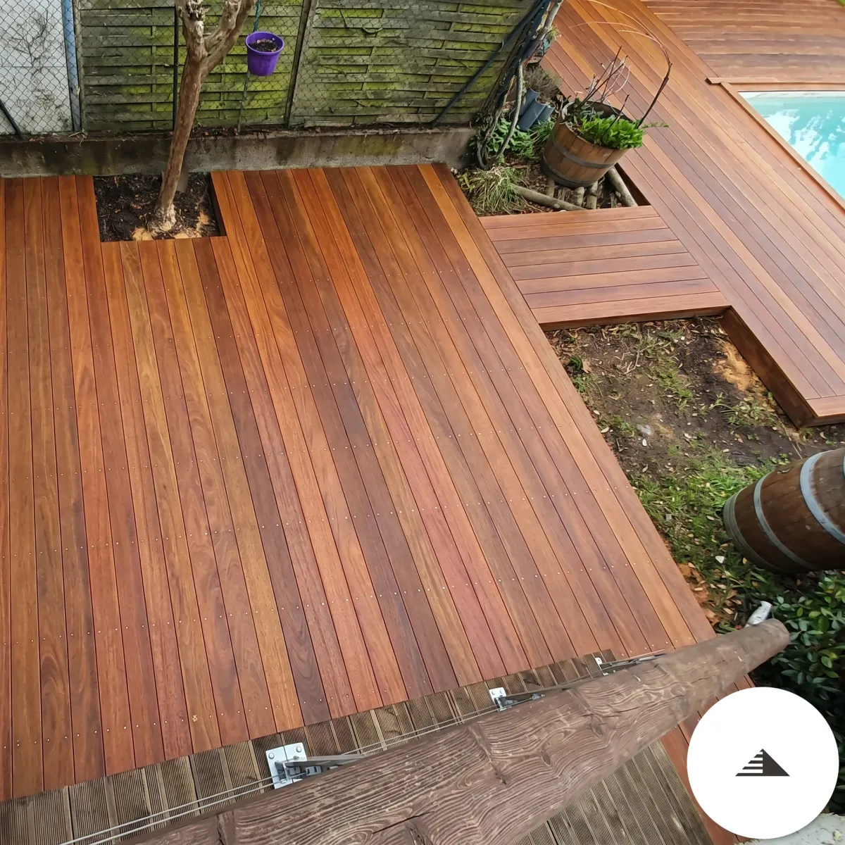 Terrasses sur mesure — Détail des lames bois exotique et finitions autour du bassin, pose soignée en bordure de piscine à Bordeaux | Gonzalez Agencement