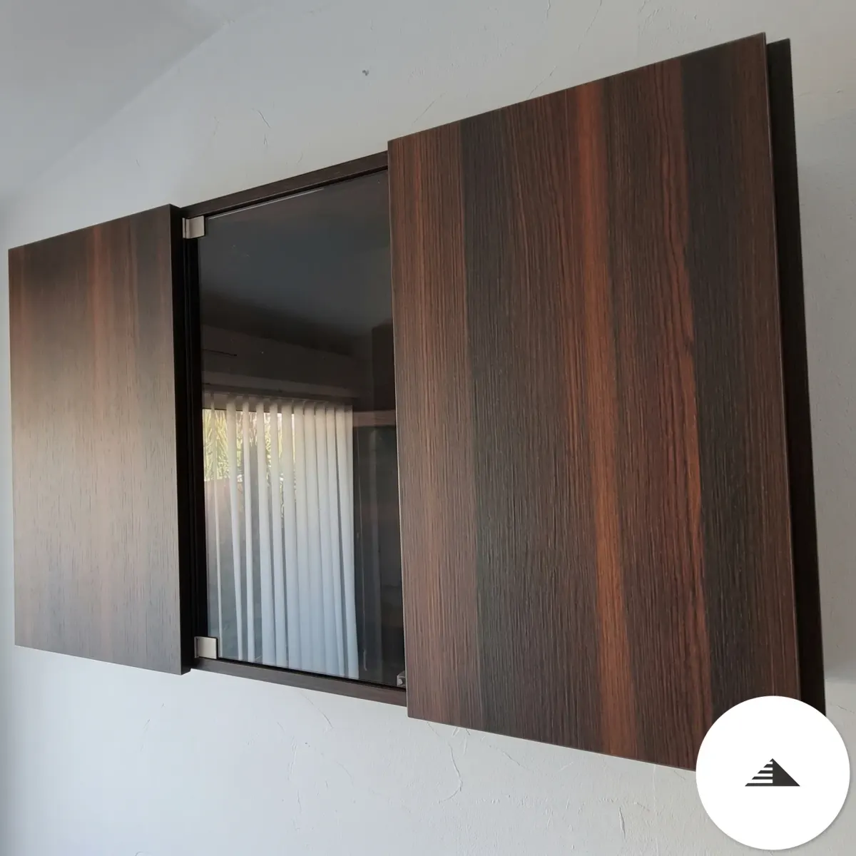 Meubles sur mesure — Meuble TV mural stratifié wengé foncé avec deux grands volets coulissants entrouverts, design épuré sur fond blanc à Bordeaux | Gonzalez Agencement