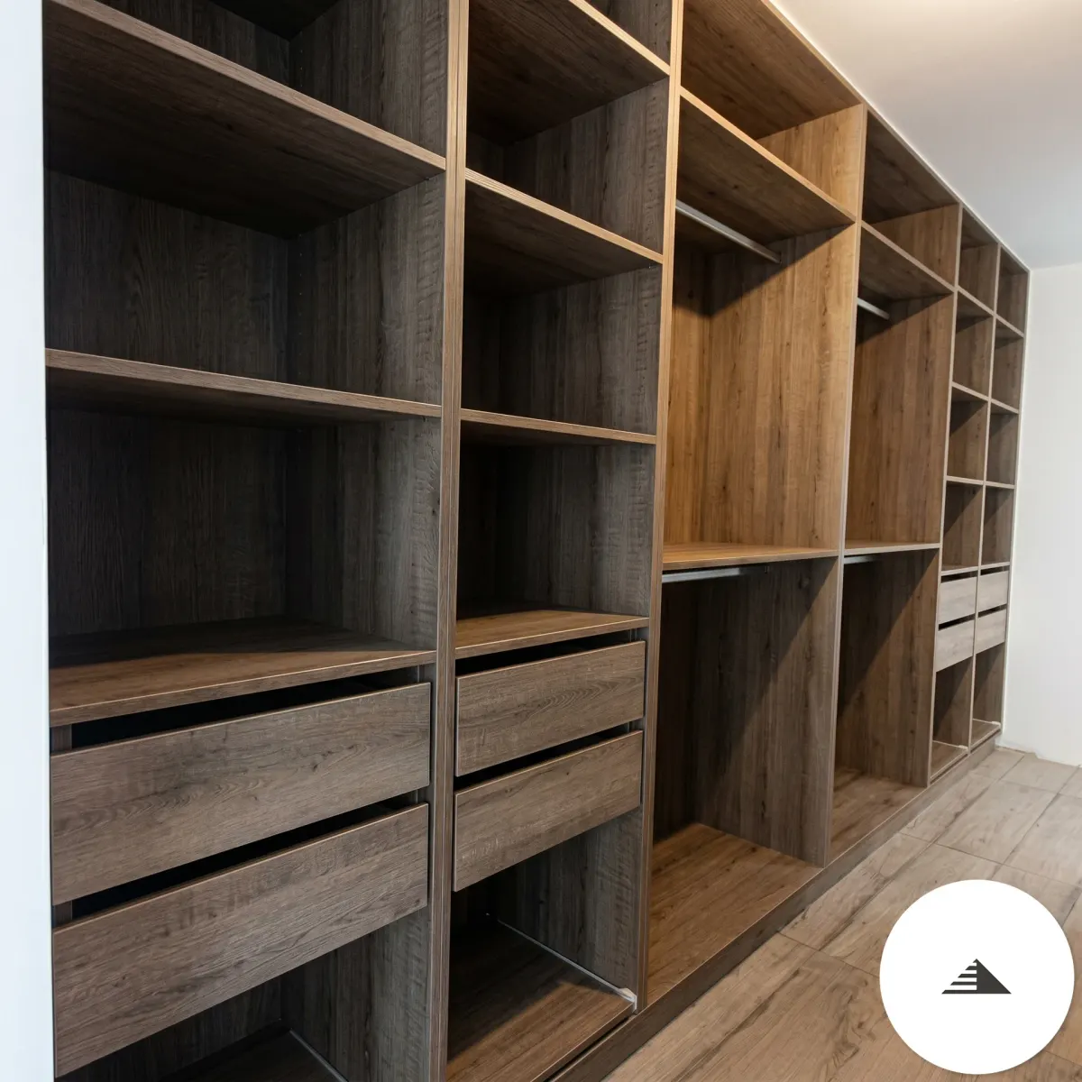 Dressings sur mesure — Vue panoramique d'un grand dressing bicolore chêne fumé et naturel avec rétroéclairage LED en corniche et multiples modules à Toulouse | Gonzalez Agencement