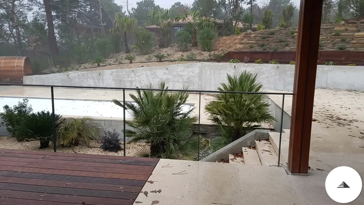 Terrasse bois exotique autour d'une piscine