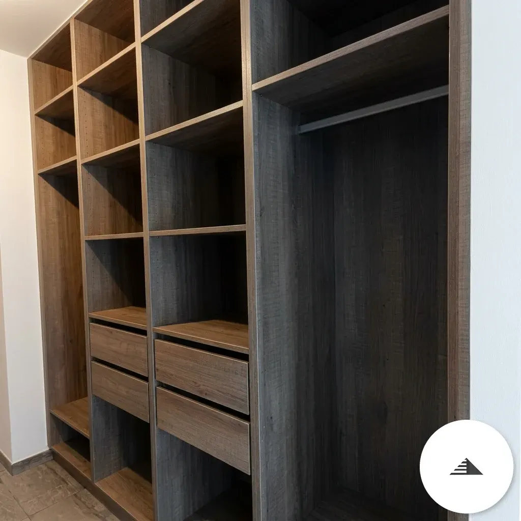 Dressings sur mesure — Détail de la section droite du dressing, penderie centrale et tiroirs chêne naturel sur fond anthracite, vue rapprochée à Toulouse | Gonzalez Agencement