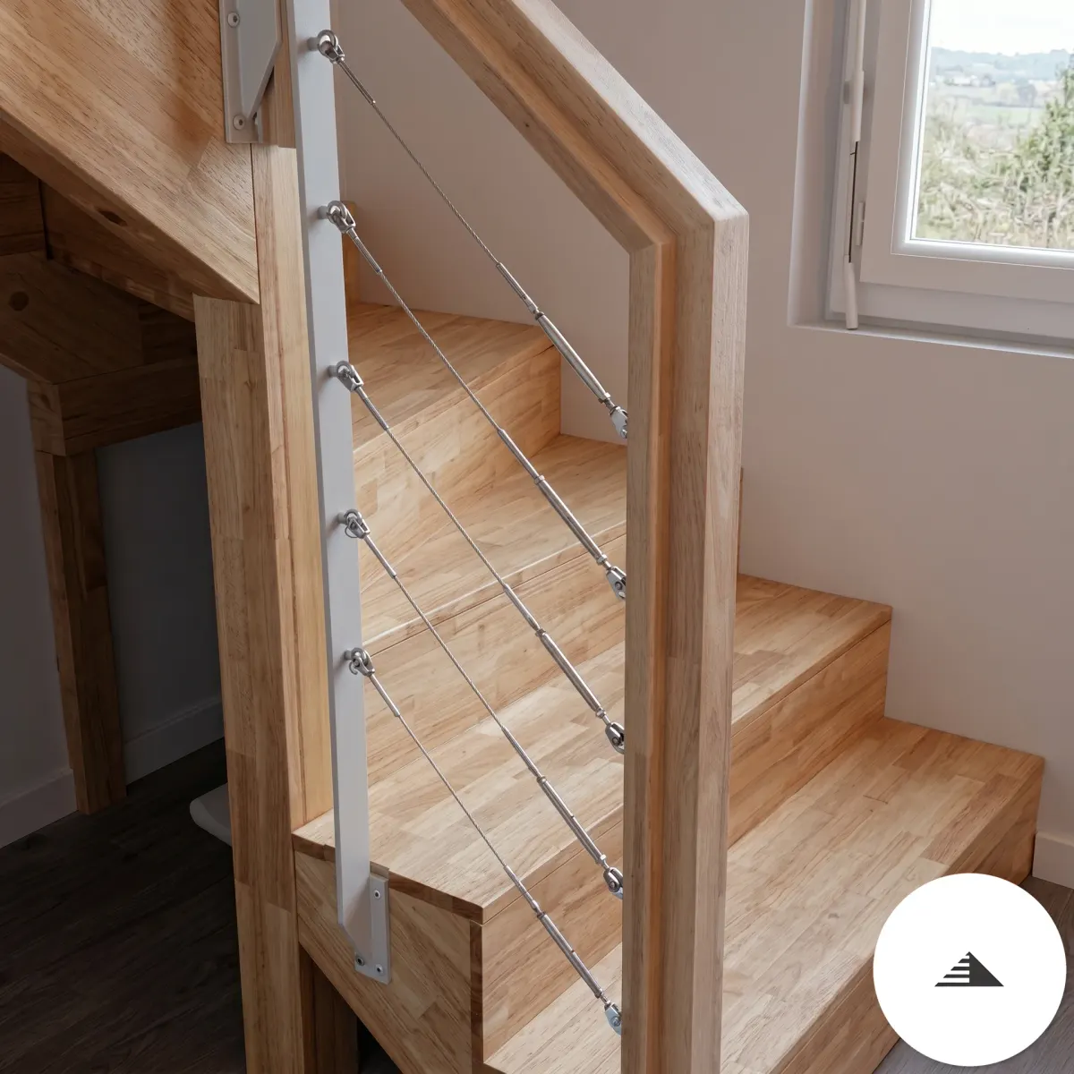 Escaliers sur mesure — Escalier droit en hêtre massif clair avec garde-corps câbles inox et montant métal blanc, vue d'ensemble depuis le bas à Bordeaux | Gonzalez Agencement