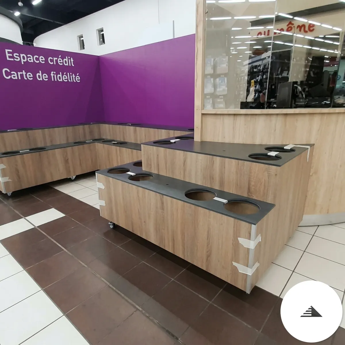 Agencement sur mesure — Vue en perspective des meubles de caisse bois et plan noir côté espace fidélité, cloison violette publicitaire au Pian Médoc | Gonzalez Agencement