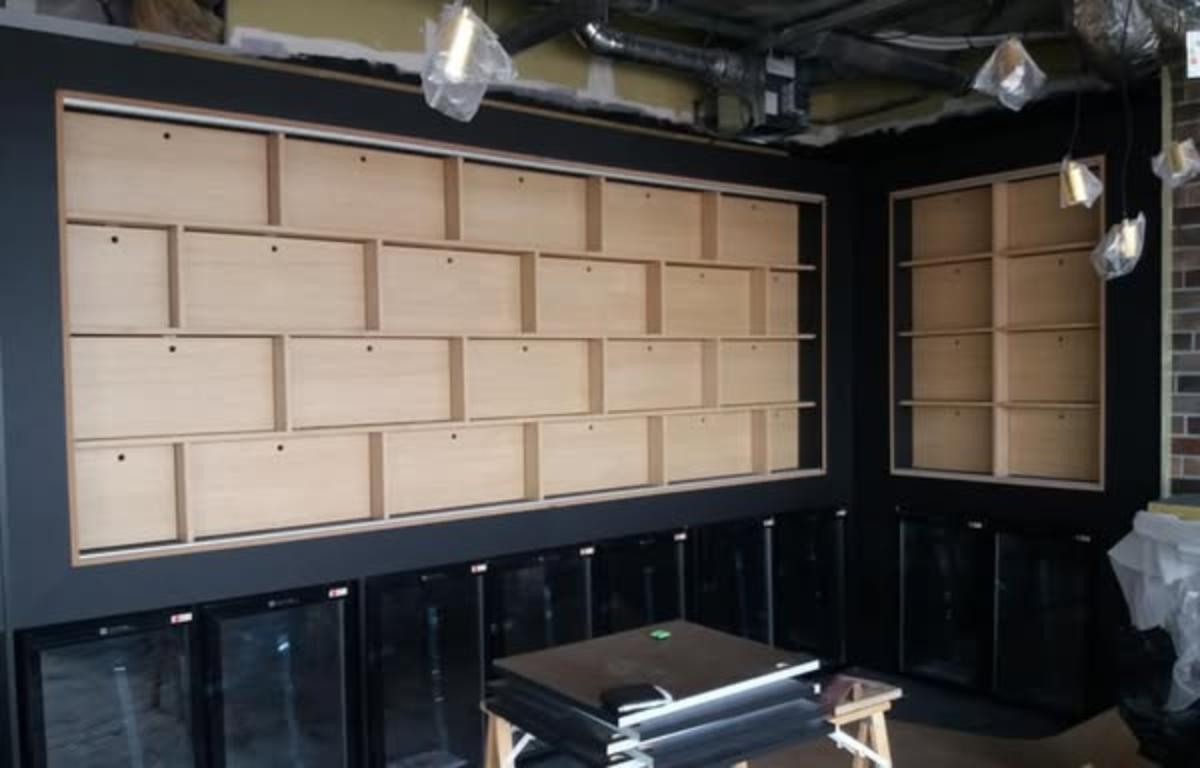 Aménagement d'un restaurant avec comptoir en forme de guitare!