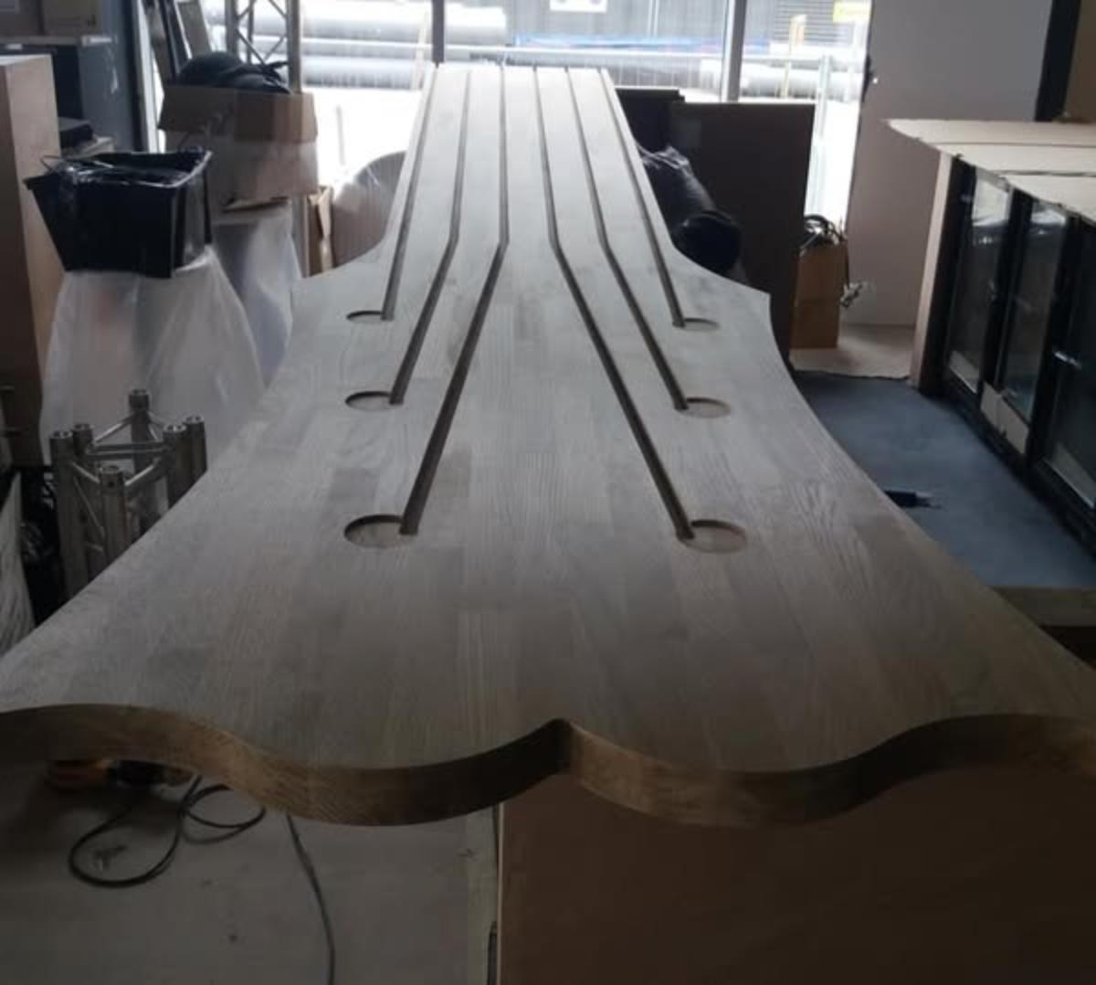 Aménagement d'un restaurant avec comptoir en forme de guitare! - photo 4