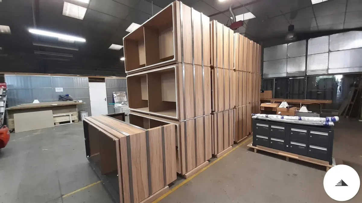 Meubles sur mesure — Caissons de banquettes en bois veiné empilés en atelier, assemblage prêt à livrer sur site à Le Pian Médoc | Gonzalez Agencement