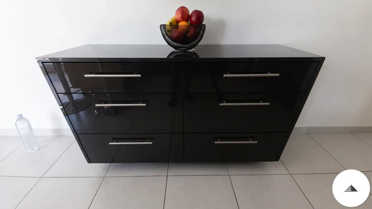 Meubles sur mesure — Commode six tiroirs laquée gris anthracite brillant avec poignées inox horizontales et plateau verre noir, vue frontale à Bordeaux | Gonzalez Agencement