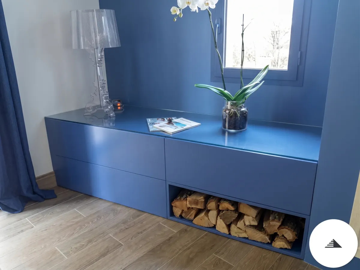 Meubles sur mesure — Buffet bas laqué bleu nuit mat avec tiroirs, niche à bûches ouverte et dessus décoratif, vue de face à Bordeaux | Gonzalez Agencement