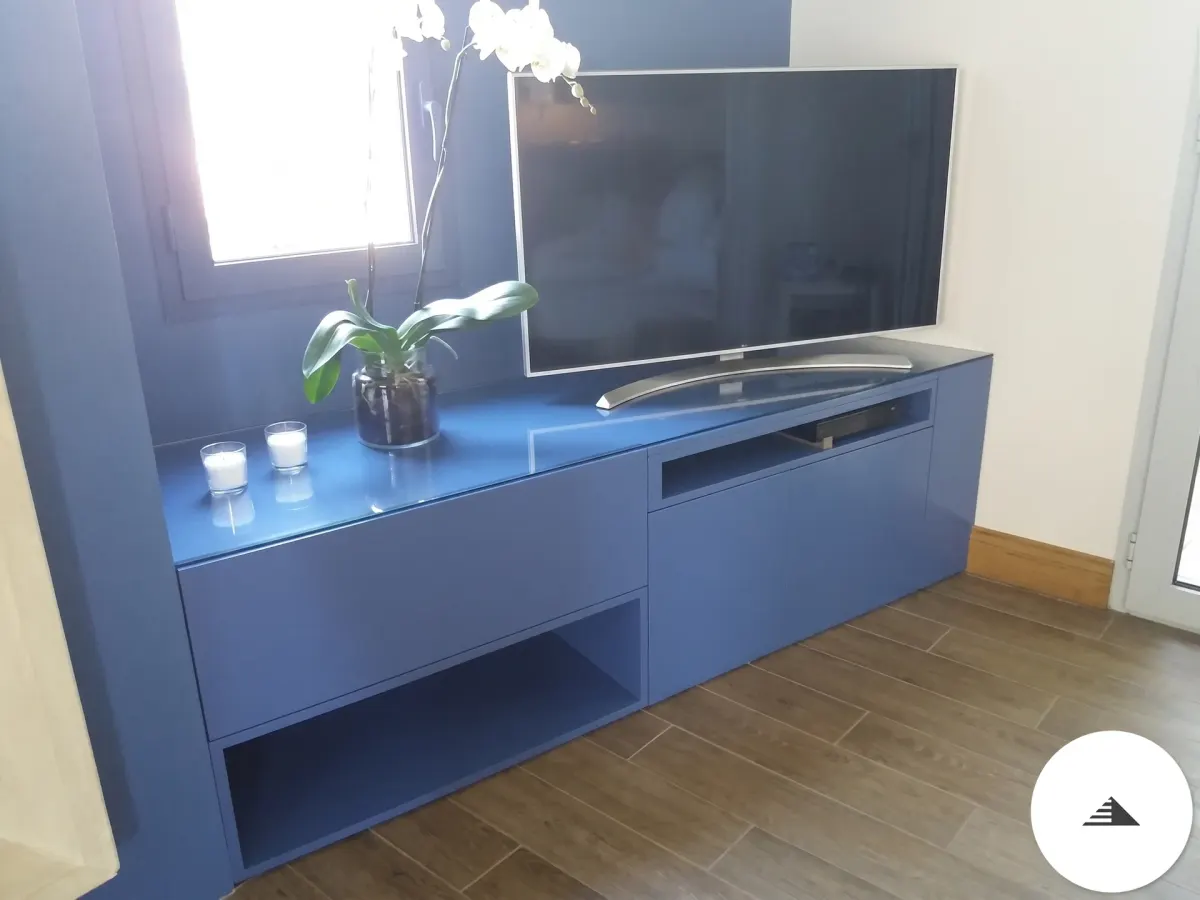 Meubles sur mesure — Module TV du meuble d'angle bleu nuit mat avec écran posé en angle, niche HiFi et tiroir intégré à Bordeaux | Gonzalez Agencement