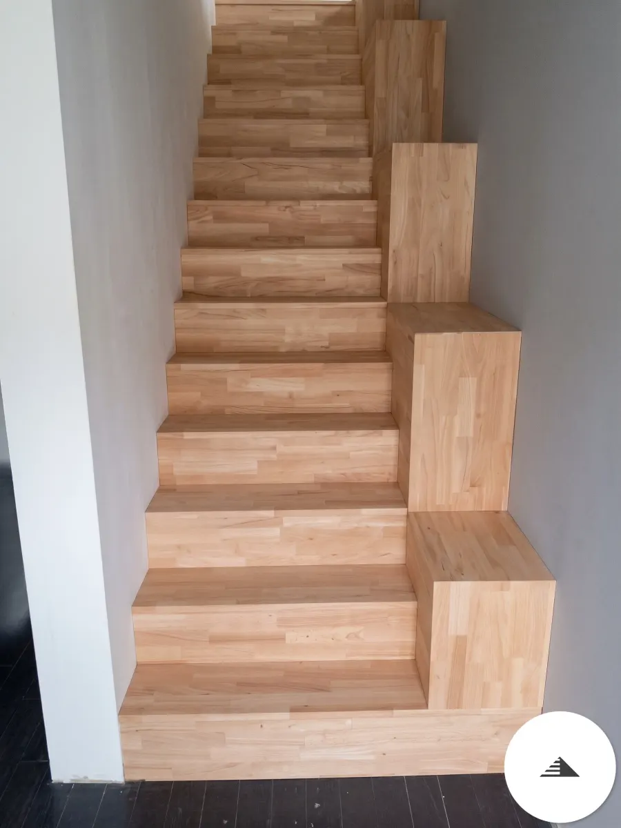 Escaliers sur mesure — Même escalier en hêtre clair, angle légèrement décalé révélant la profondeur des marches et la teinte naturelle du bois à Bordeaux | Gonzalez Agencement