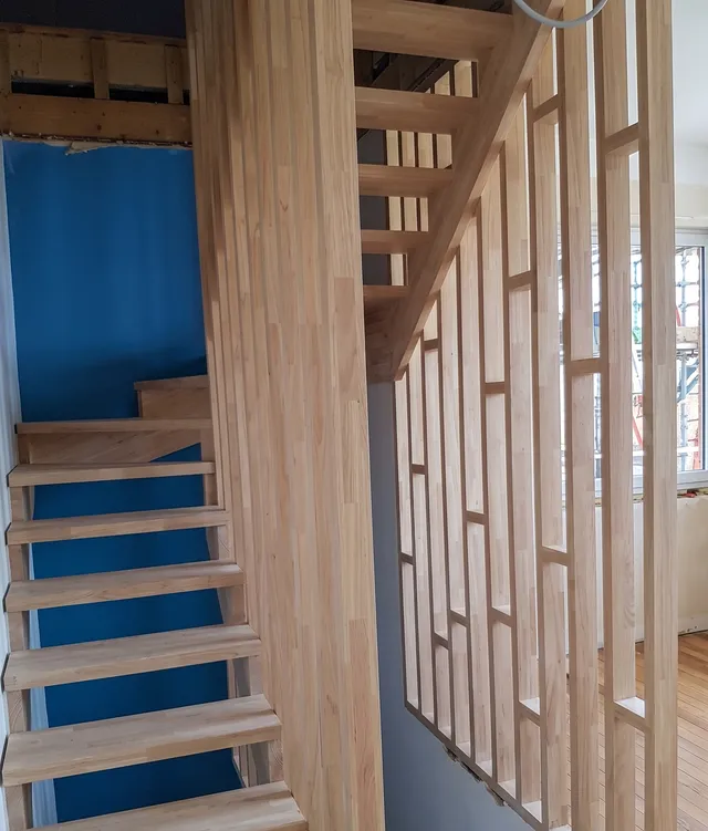 Escaliers sur mesure : Escalier bois massif naturel à marches ouvertes, claustra en lames bois croisées formant le garde-corps latéral, vue de côté à Bordeaux | Gonzalez Agencement