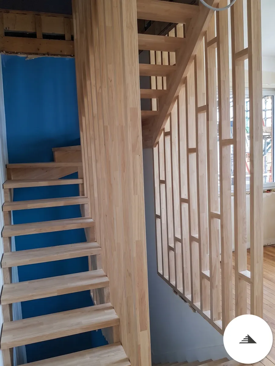 Escaliers sur mesure — Escalier bois massif naturel à marches ouvertes, claustra en lames bois croisées formant le garde-corps latéral, vue de côté à Bordeaux | Gonzalez Agencement